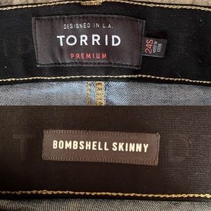 TORRID BOMBSHELL SKINNY JEAN - PREMIUM STRETCH MEDIUM WASH